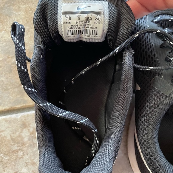 Nike size women’s size 7.5 running shoe - Picture 2 of 3